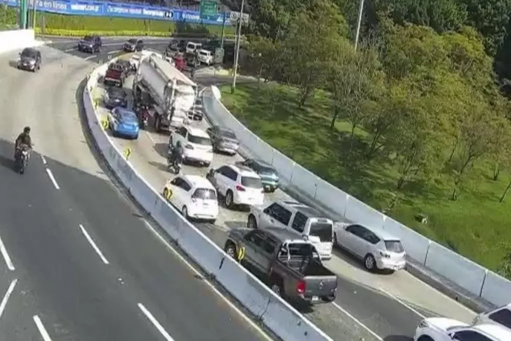 Reportan alta carga vehicular en Carretera a El Salvador por actividades religiosas en San José Pinula