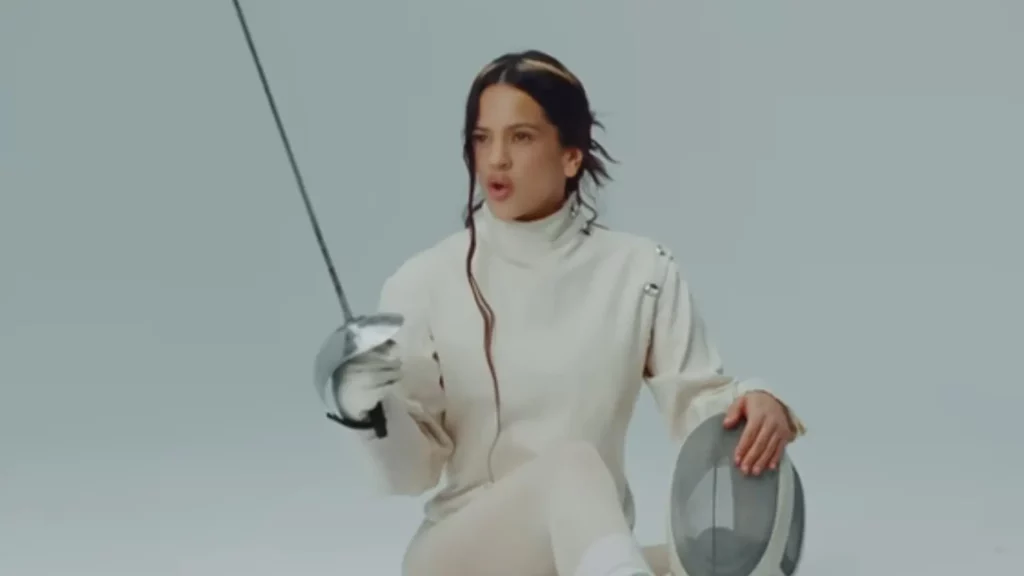 Rosalía lanza el videoclip de ‘La Perla’, en el que da la estocada a su “terrorista emocional” Rosalía lanza el videoclip de 'La Perla', en el que da la estocada a su "terrorista emocional"