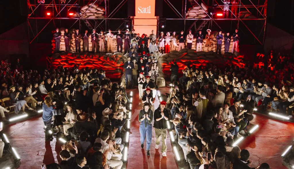 Saúl E. Méndez presenta colección de invierno del 2025 inspirada en el café guatemalteco