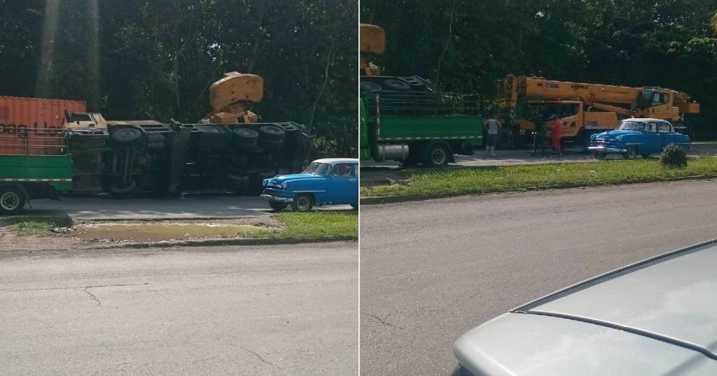 Se volca una grúa en La Habana mientras maniobraba con un contenedor