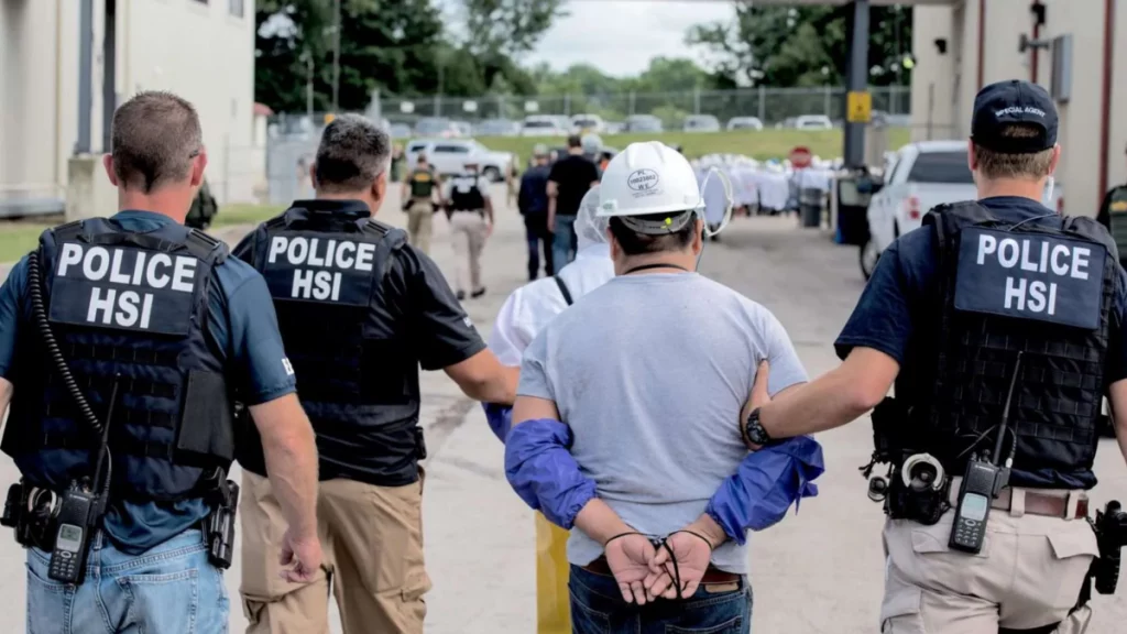 'Tendremos que buscarlo, encontrar y deportarlo'