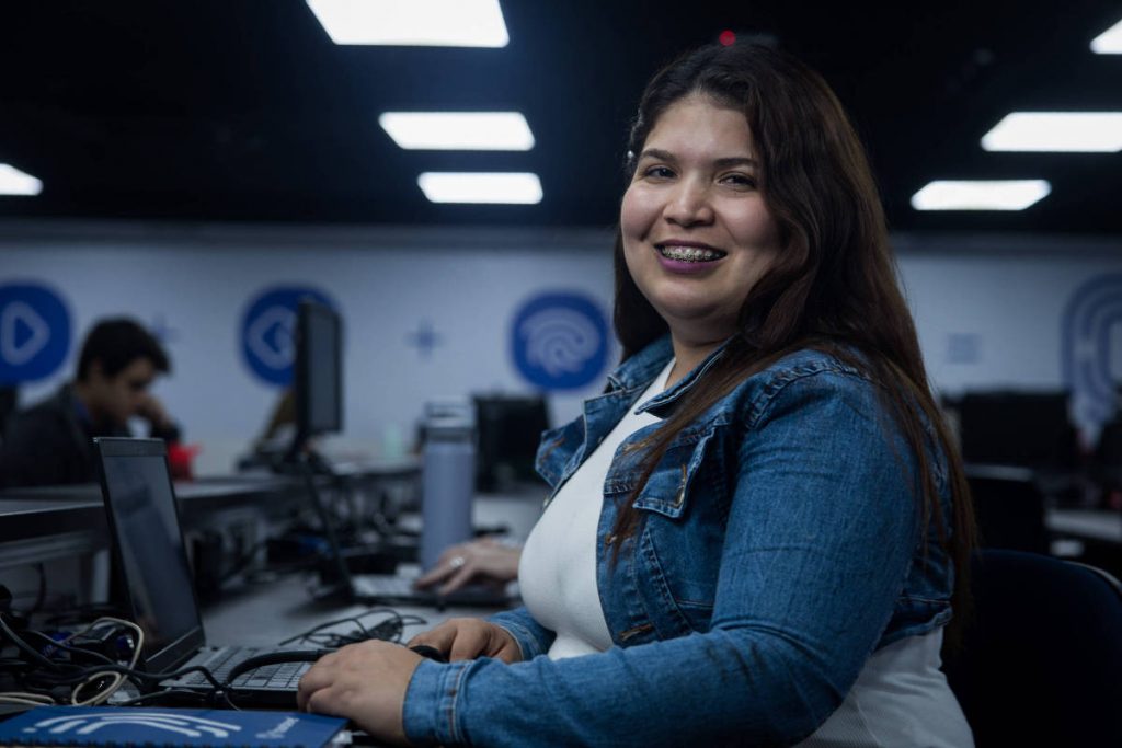 Trabajo: extraños são 4% das contratações pela CLT - 13/12/2025 - Mercado