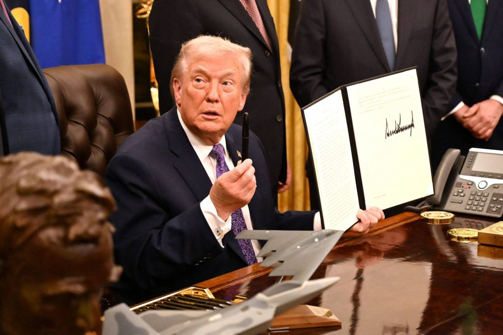 Trump assina decreto para limitar leis estaduais de IA - 12/11/2025 - Tec