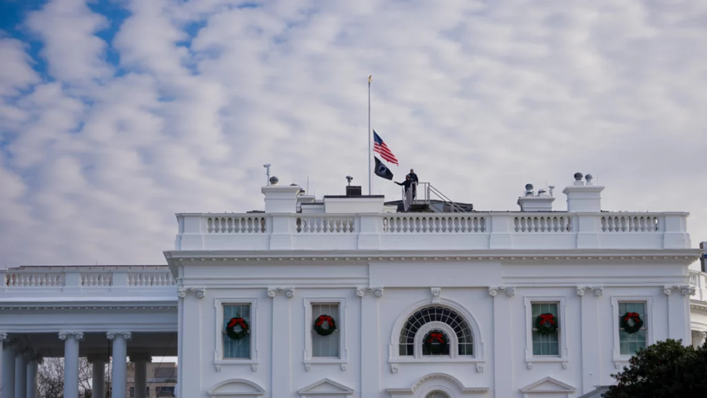 Trump ordena bandera a medios asta en EE.UU. UU. por el asesinato de la agente de la Guardia Nacional Sarah Beckstrom en un tiroteo en Washington