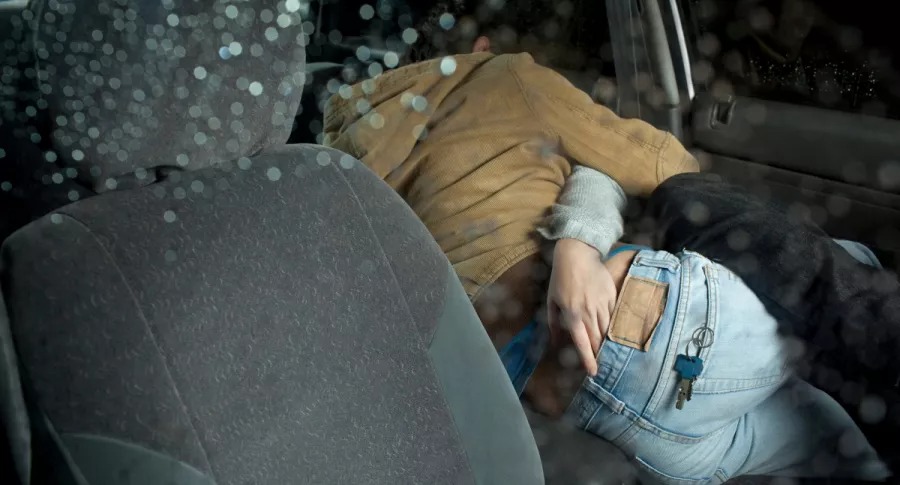 Tuve sexo dentro de un vehículo y le disparó a un hombre que se asomó por la ventanilla. Tuve sexo dentro de un vehículo y le disparó a un hombre que se asomó por la ventanilla.