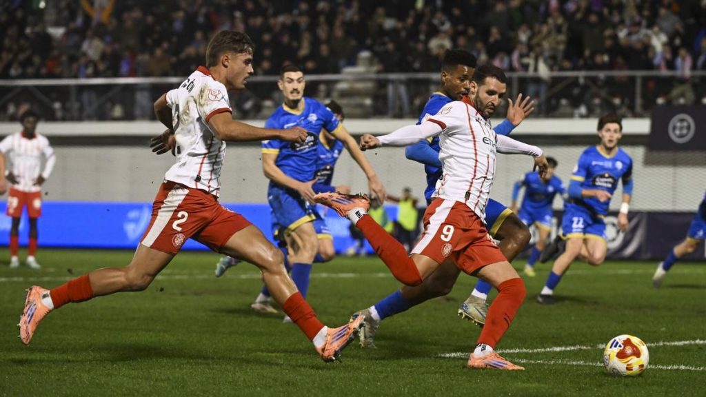 Un Girona pasivo dice adiós a la Copa en el patatal de Ourense Un Girona pasivo dice adiós a la Copa en el patatal de Ourense
