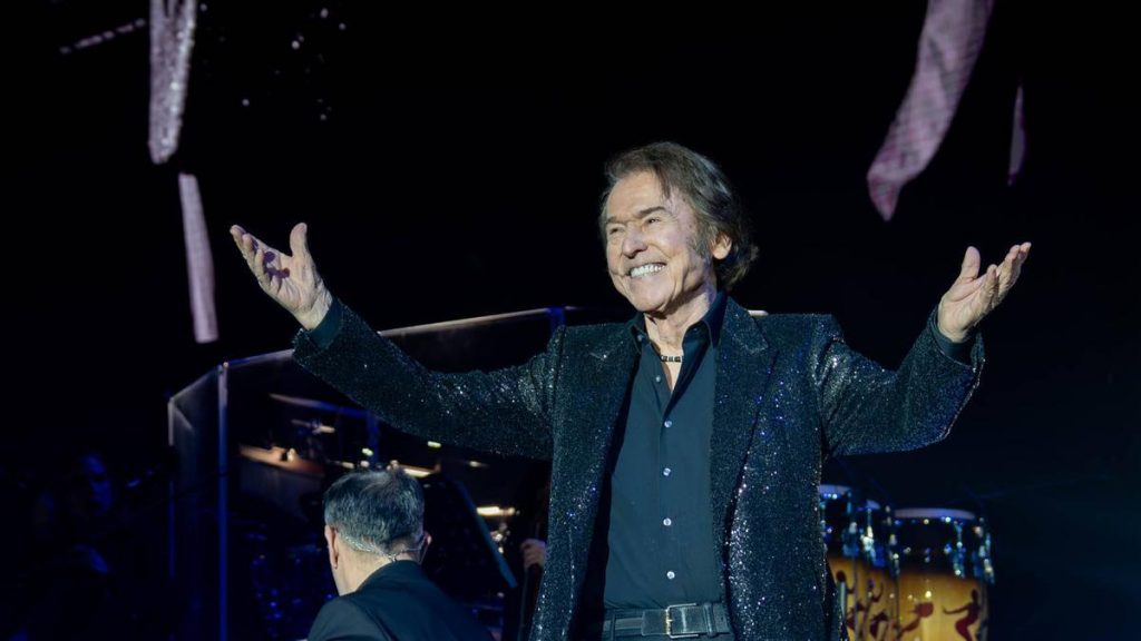 Un Raphael reconstituido, más conciso y puro en el Palau Sant Jordi