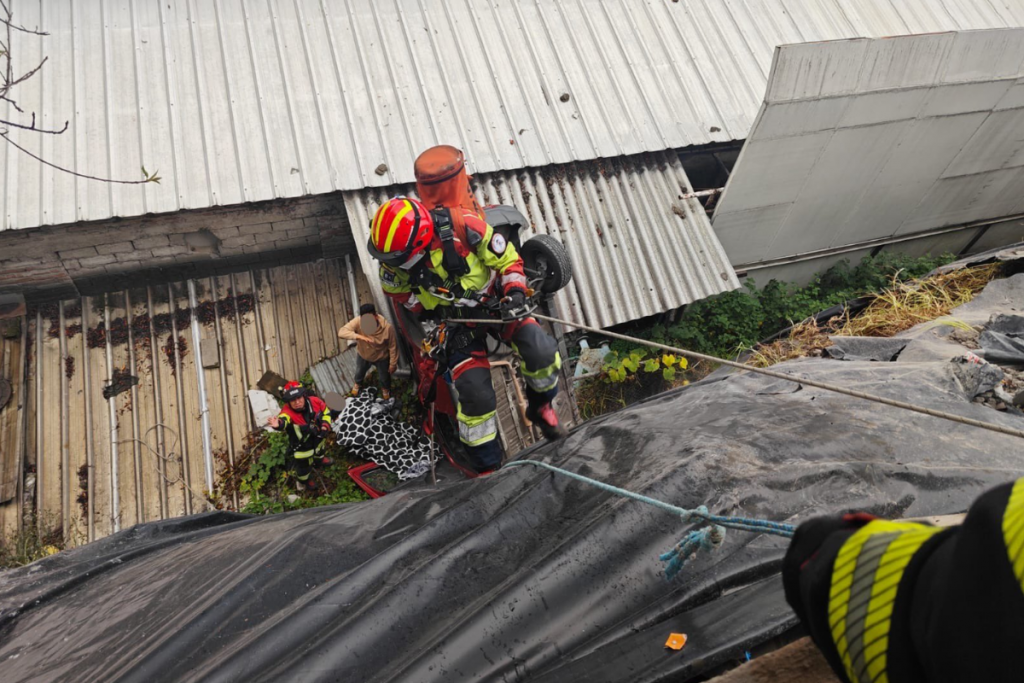 Una persona rescatada en un deslizamiento de tierra en Quito.