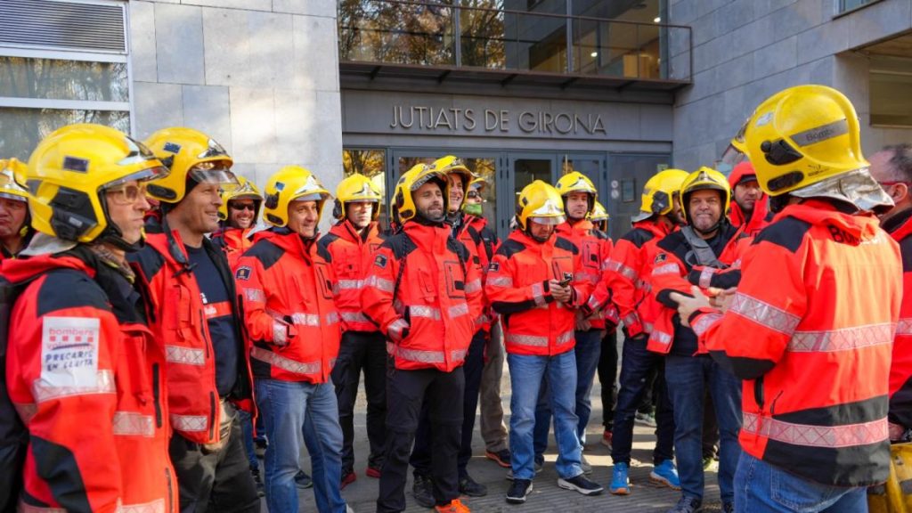 Unos 50 bomberos voluntarios de Girona exigen a la Generalitat por sus derechos laborales