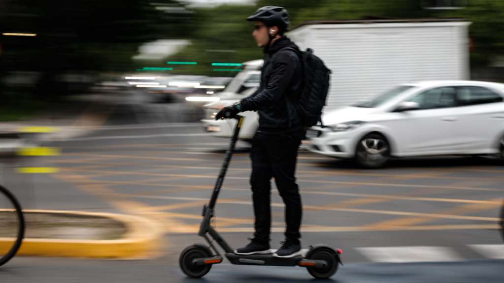 Usuario de scooter murió tras chocar con un auto en Las Condes Usuario de scooter murió tras chocar con un auto en Las Condes