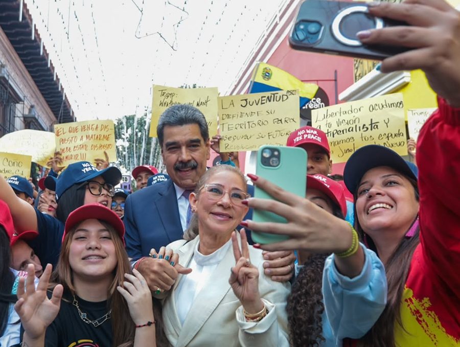 VIDEO: la caminata nocturna de Nicolás Maduro y “Cilita”, siempre rodeados de escoltas VIDEO: la caminata nocturna de Nicolás Maduro y "Cilita", siempre rodeados de escoltas