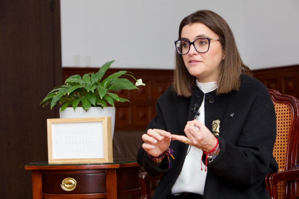 Vicepresidenta de Ecuador cuestiona la ausencia de delito por reclutamiento de menores de edad