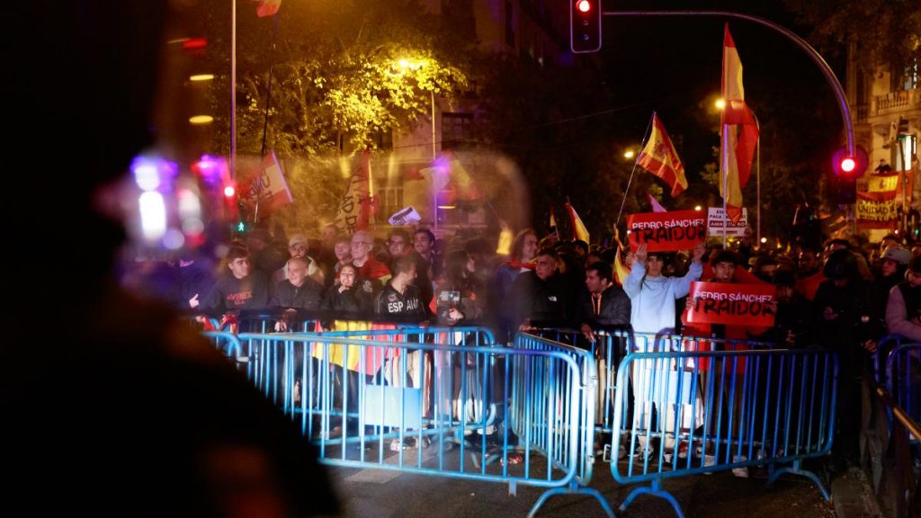 Vox se distancia de Revuelta, a la que acusa de desviar fondos para la dana