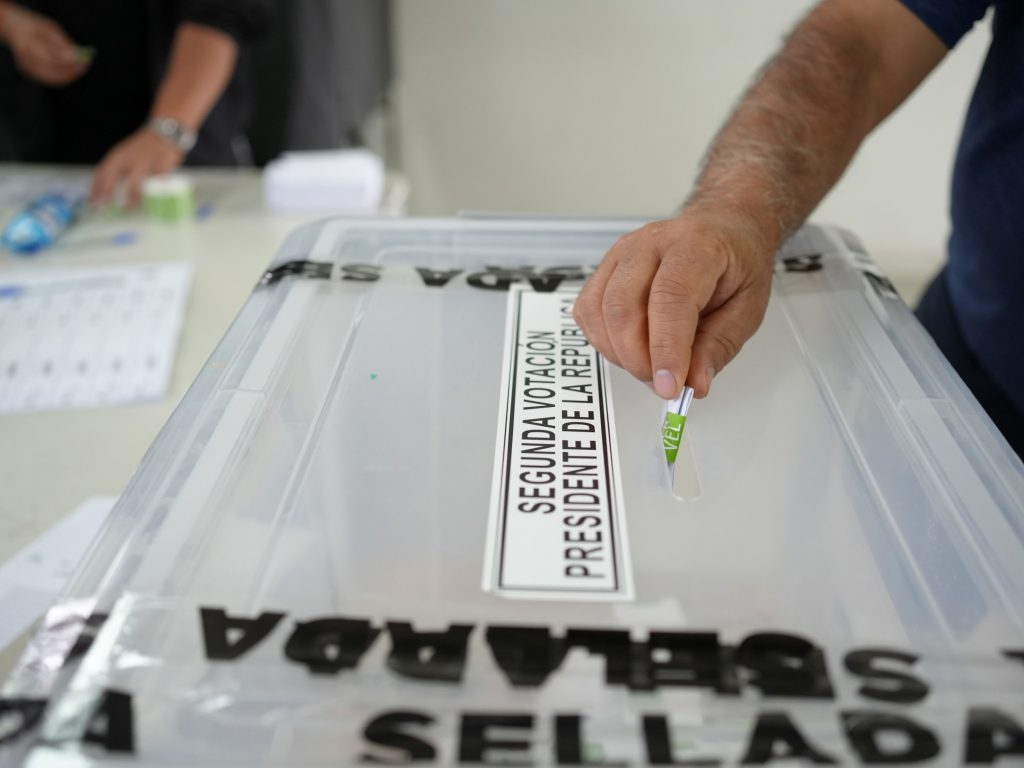 cerraron los centros de votación y país se preparan para un cambio radical en el Palacio de La Moneda