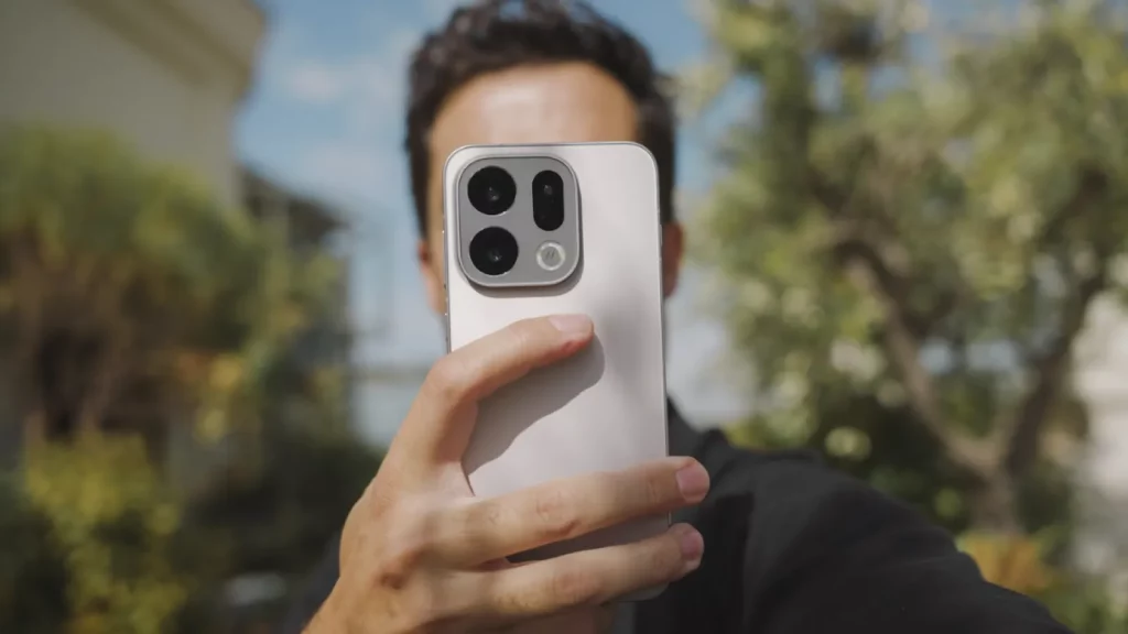 comparte ADN con su versión Pro y es igual de bueno haciendo fotos