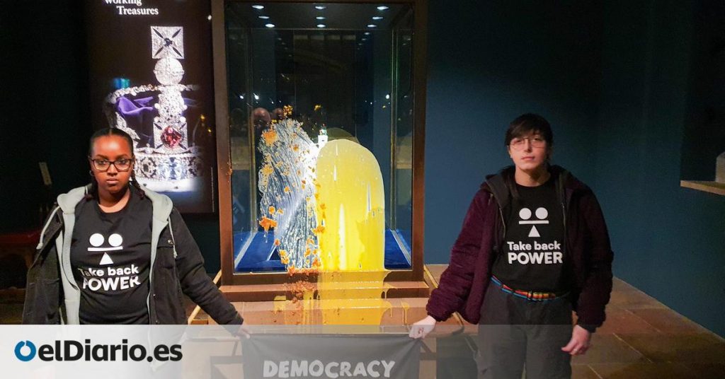 cuatro activistas detenidos por arrojar comida contra las joyas de la Torre de Londres