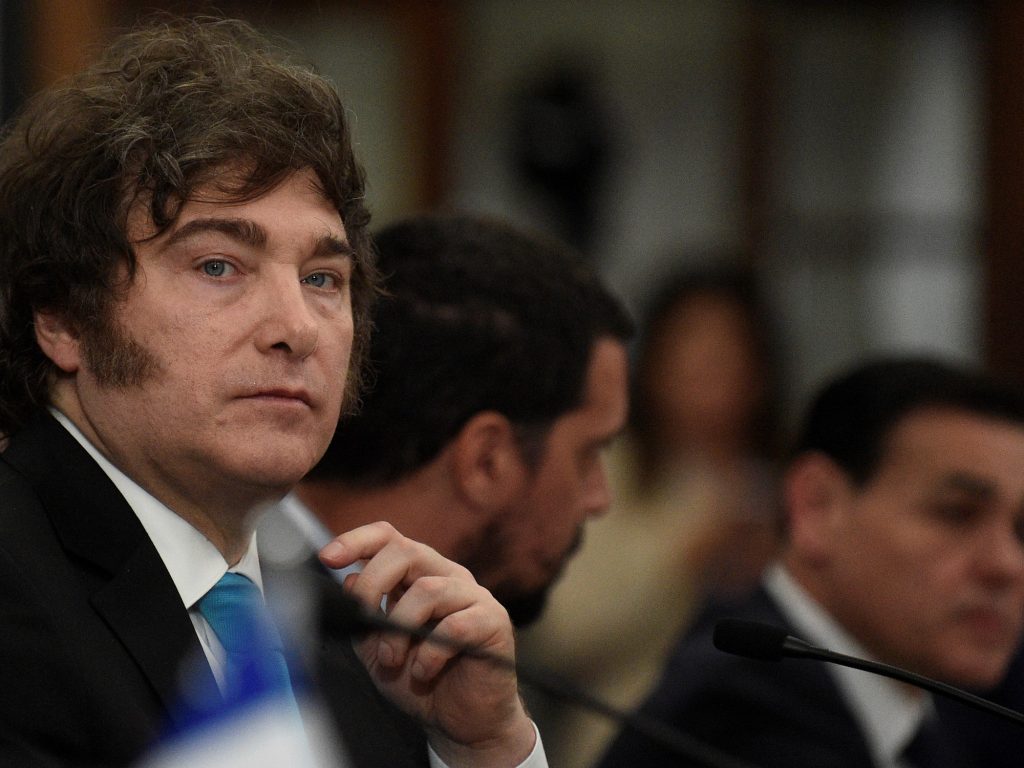 el 58% dice que la situación está mal, pero repuntan las expectativas y la imagen de Milei