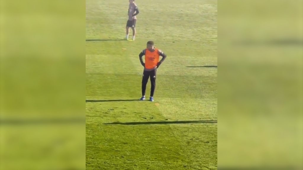 el gesto de Mbappé a Carreras tras tener que parar en el entrenamiento a puerta abierta el gesto de Mbappé a Carreras tras tener que parar en el entrenamiento a puerta abierta
