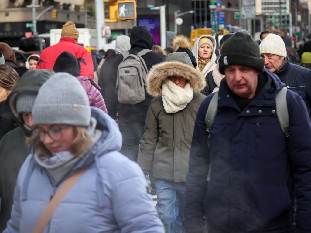 hay más de mil vuelos cancelados y piden suspender los viajes por tierra