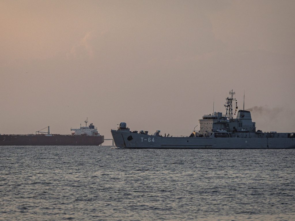 la Armada de Venezuela escolta a los buques petroleros tras la amenaza de bloqueo de Donald Trump