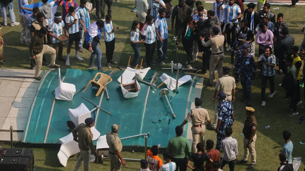 la euforia termina con protestas y con hinchas arrancando y lanzando asientos