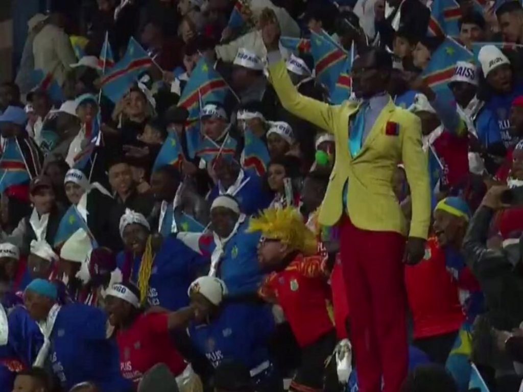 la historia detrás de Lumumba, el hincha que no se mueve en los partidos de la Copa Africana de Naciones