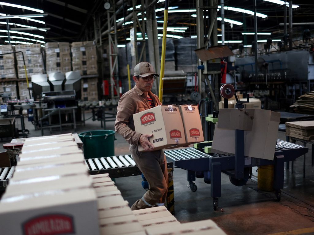 cambian indemnizaciones, despidos, licencias, vacaciones, horas extra y hasta impuestos la mitad de la industria tiene problemas financieros y hay 40% más de cheques rechazados