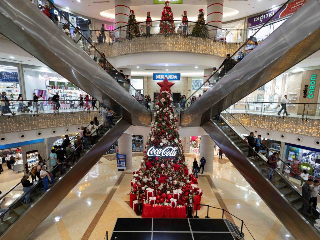 los venezolanos, más preocupados por la economía navideña que por el despliegue militar de Estados Unidos los venezolanos, más preocupados por la economía navideña que por el despliegue militar de Estados Unidos