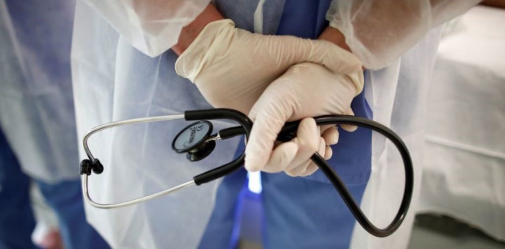 por qué 'Knock' sigue siendo actual a cien años