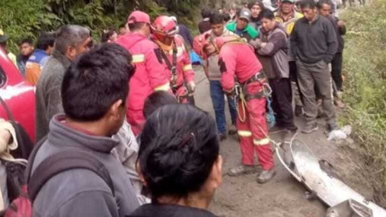 vehículo se embarranca y deja ocho personas fallecidas vehículo se embarranca y deja ocho personas fallecidas