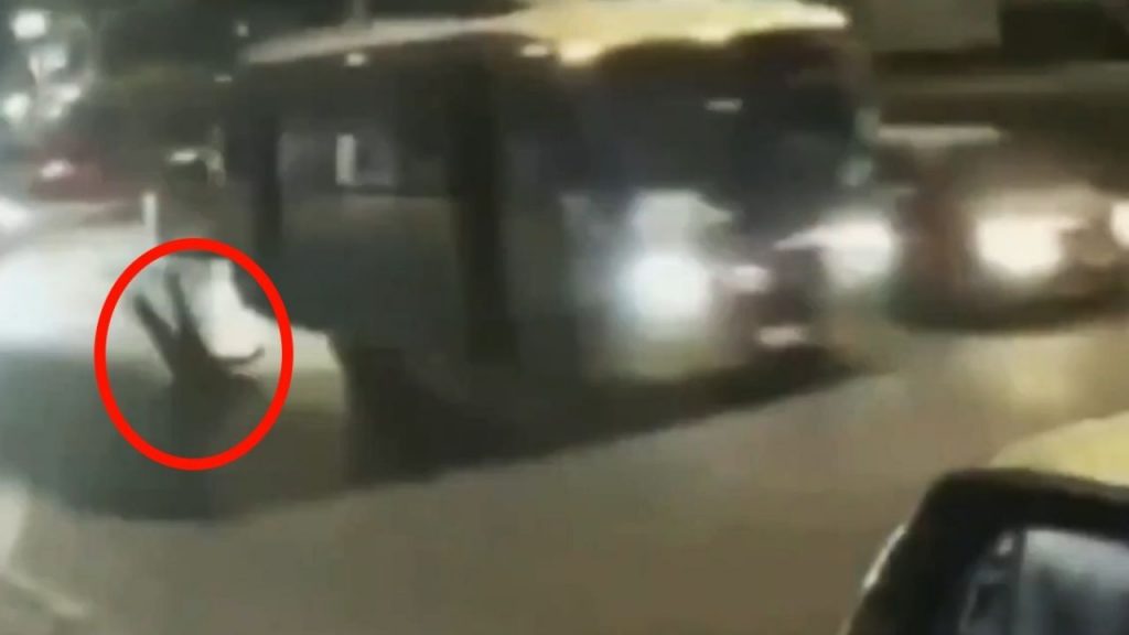 ¡Impresionante! Pasajero “vuela” de microbús en marcha en Puebla: Video ¡Impresionante! Pasajero “vuela” de microbús en marcha en Puebla: Video