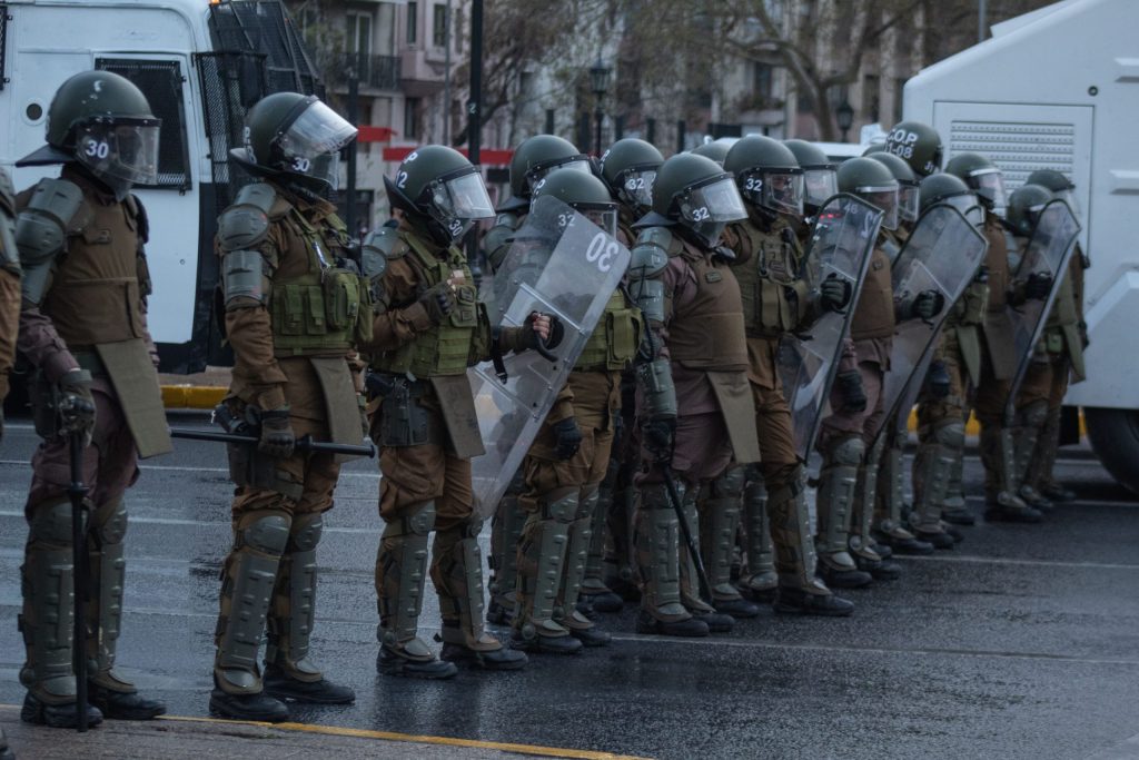 72% de los chilenos respalda al actuar de Carabineros, según sondeo de la UNAB