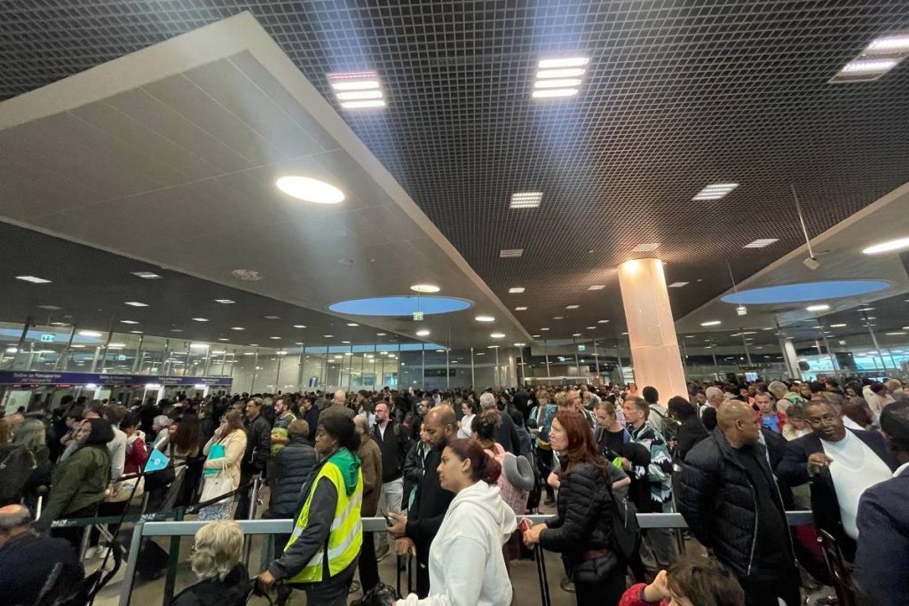 A fila desumana que espera você no aeroporto de Lisboa - 31/12/2025 - Rodrigo Tavares