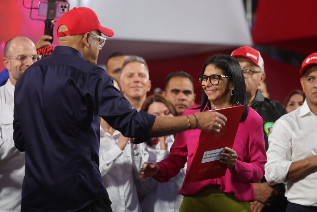 A toda carrera, Venezuela aprueba generosa reforma petrolera que abre puertas al capital extranjero