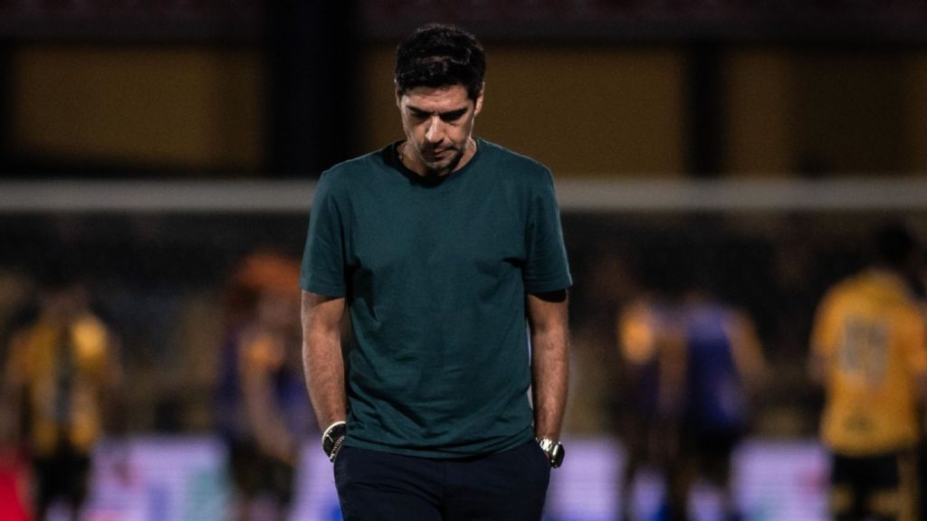 Abel Ferreira admite 'golpe duro' após goleada e sai em defensa de jogadores da base do Palmeiras: 'Sei o que estou fazendo'