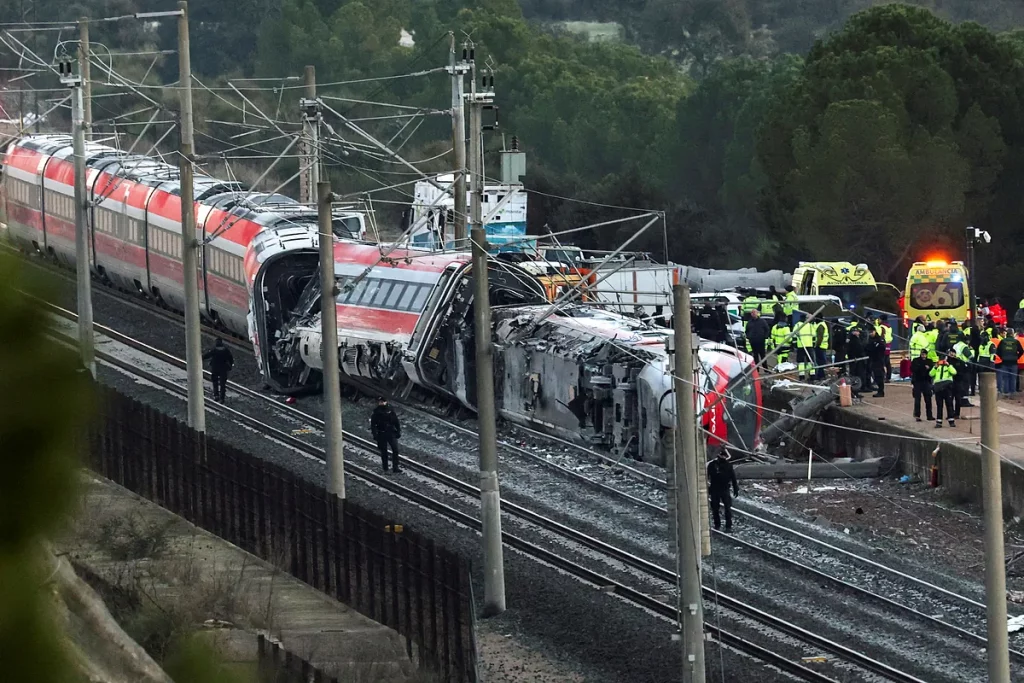 Accidente de tren en Córdoba: el terreno y la caída de los vagones dificultan el acceso de maquinaria pesada para completar el rescate con 41 muertos ya