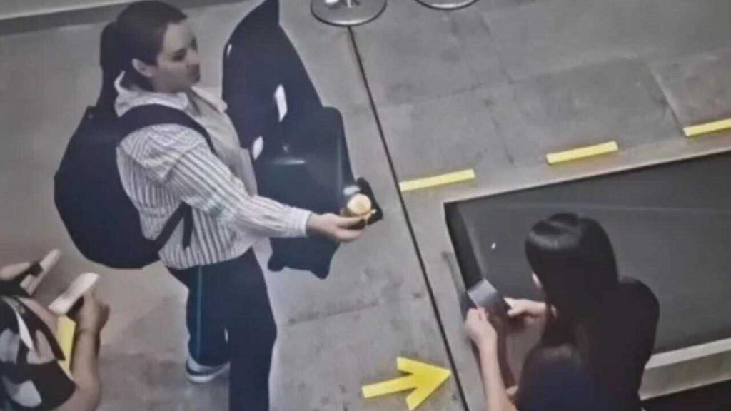 Aduana abre investigación y Cancillería anula pasaporte Aduana abre investigación y Cancillería anula pasaporte