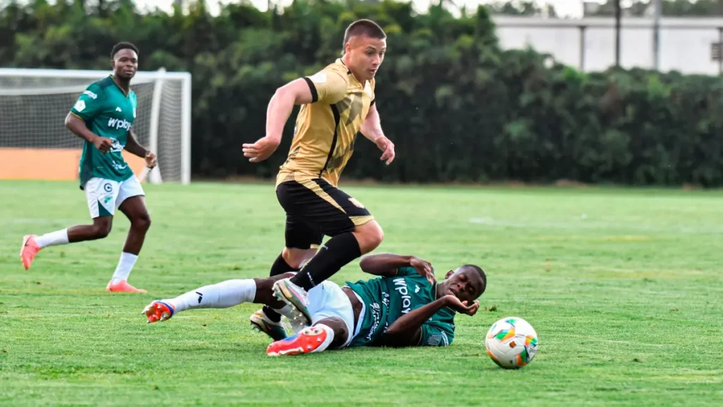 Águilas Doradas en el Cincuentenario y Nacional defendiendo el liderato Águilas Doradas en el Cincuentenario y Nacional defendiendo el liderato
