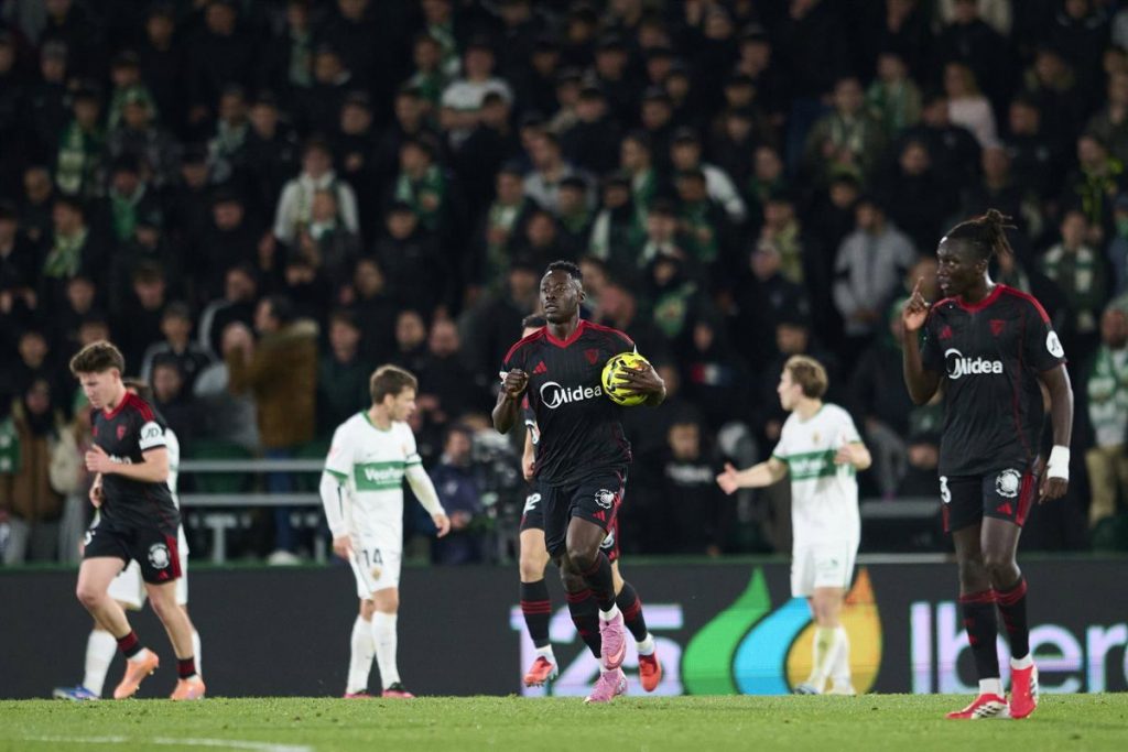 Akor Adams acude al rescate del Sevilla en Elche