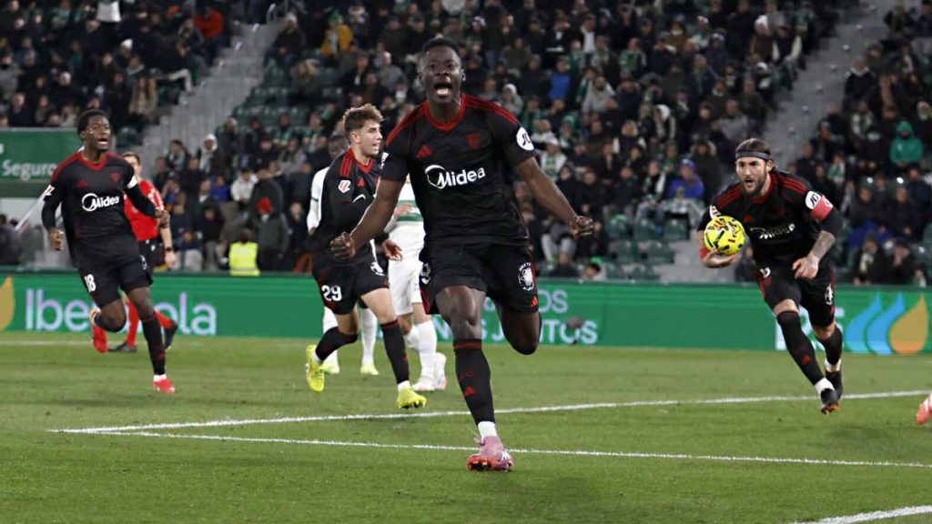 Akor Adams frena la caída del Sevilla y castiga las dudas del Elche