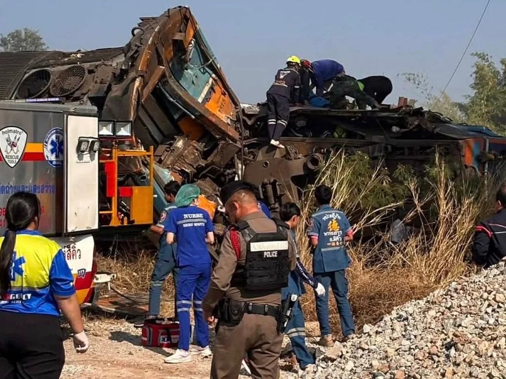 Al menos 22 personas mueren al caer una grúa sobre un tren en el noreste de Tailandia | Noticias de transporte