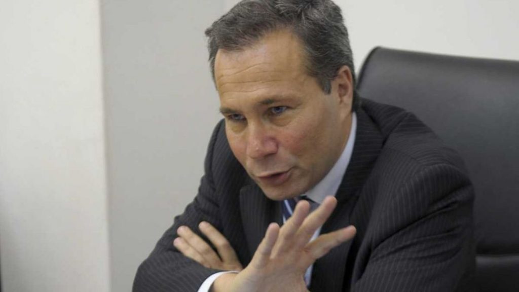 Alberto Nisman y las últimas horas de un hombre que enfrentó al poder, atrapado entre espionaje, política y conspiraciones.
