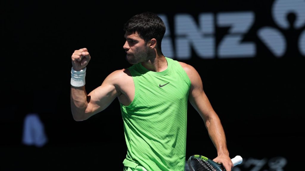 Alcaraz dá show, levanta a torcida, derrota Moutet y avanza en el Abierto de Australia