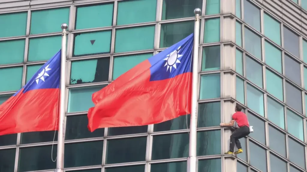 Alex Honnold desafía a la muerte, escala rascacielos Taipei de 101 pisos y... sin arnés