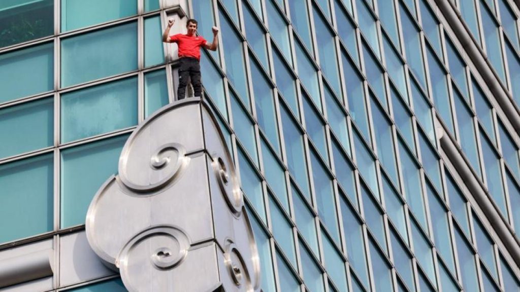 Alex Honnold hace historia al escalar con éxito el Taipei 101 Alex Honnold hace historia al escalar con éxito el Taipei 101