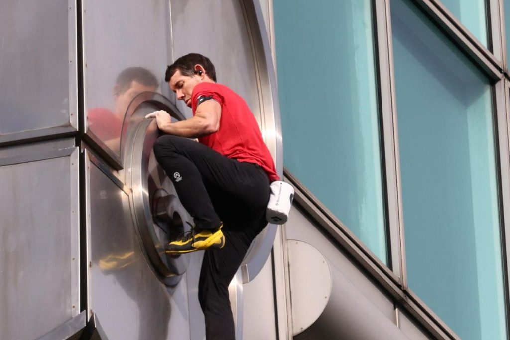 Alex Honnold hace historia al escalar con éxito el Taipéi 101, sin cuerdas ni arnés