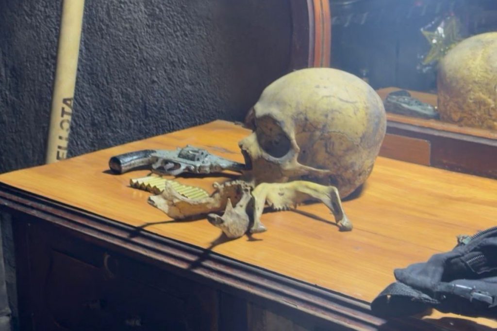 Altar de la Santa Muerte y cráneo humano aparecen en allanamiento militar en Los Ríos