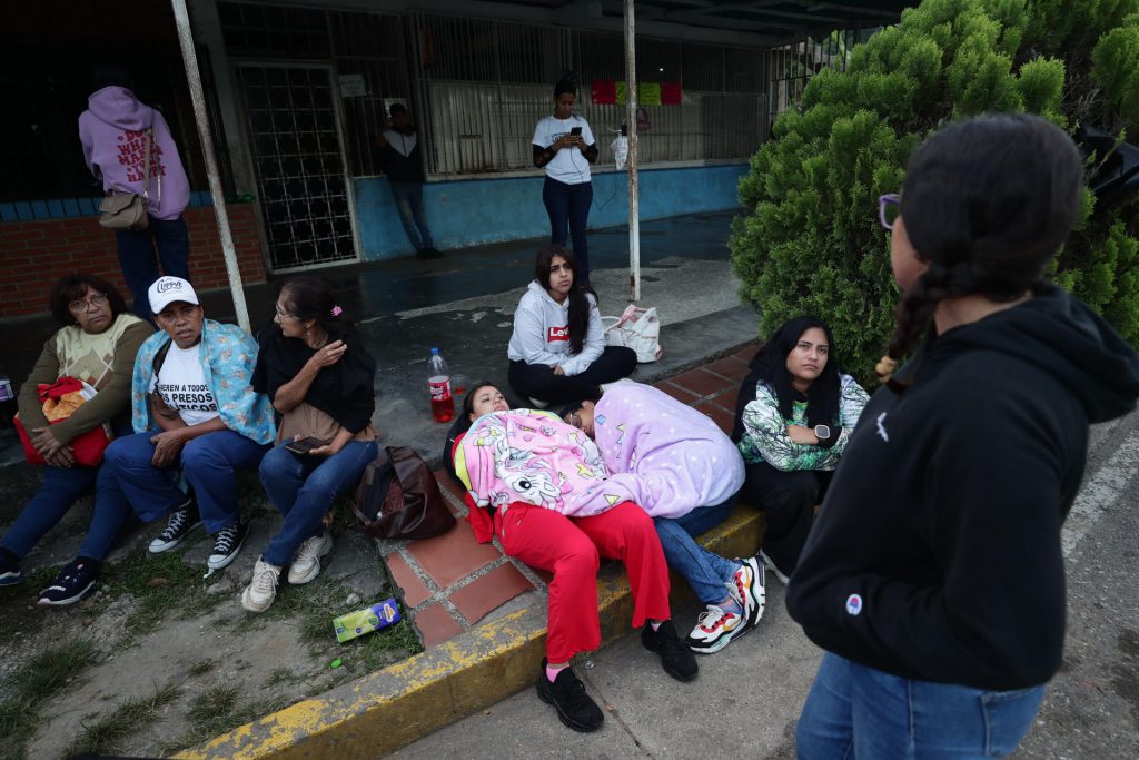 Angustia y vigilia en El Rodeo I ante los retrasos en las excarcelaciones de presos políticos (VIDEOS) Angustia y vigilia en El Rodeo I ante los retrasos en las excarcelaciones de presos políticos (VIDEOS)