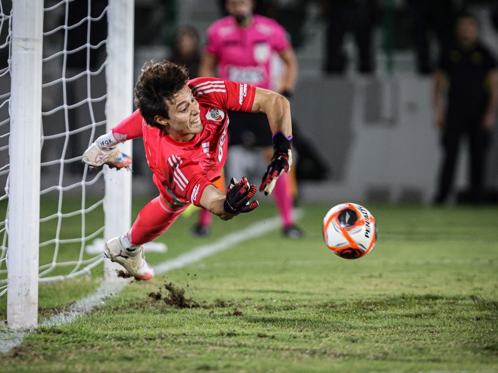 Antes del que podría ser su debut oficial, Beltrán se lució ante Peñarol :: Olé
