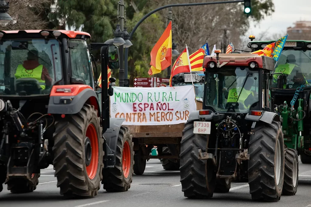 Aplazada "hasta nuevo aviso" la tractorada convocada este jueves en Madrid en defensa del campo por las condiciones climáticas Aplazada "hasta nuevo aviso" la tractorada convocada este jueves en Madrid en defensa del campo por las condiciones climáticas
